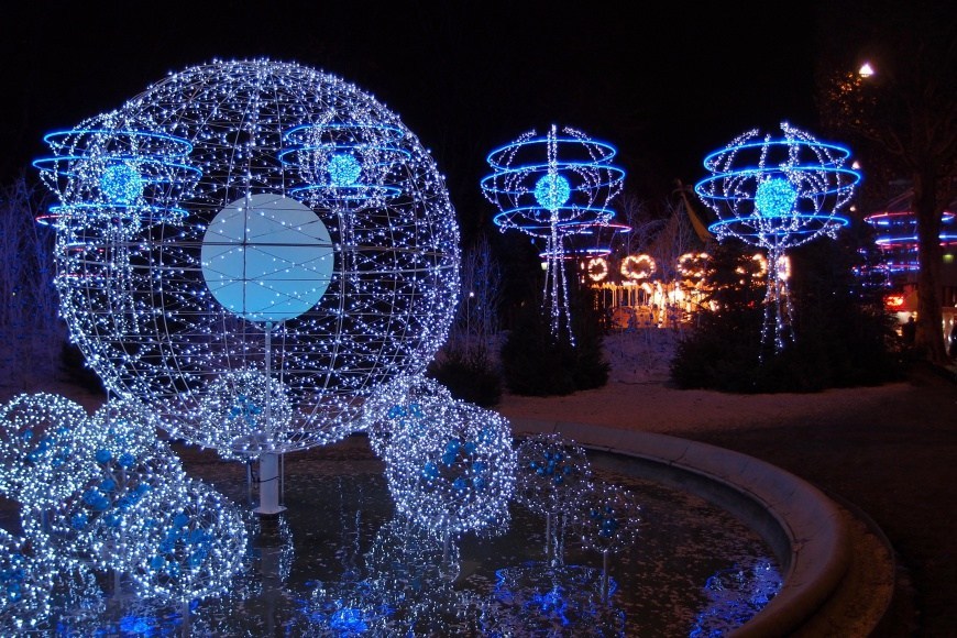 10 Creative Christmas Outdoor Lighting Ideas
